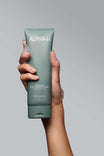 Alpha-H Clear Skin Face & Body Wash tube dans la main