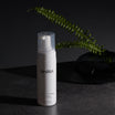 Medik8 Gentle Cleanse flacon sur fond sombre avec fougère