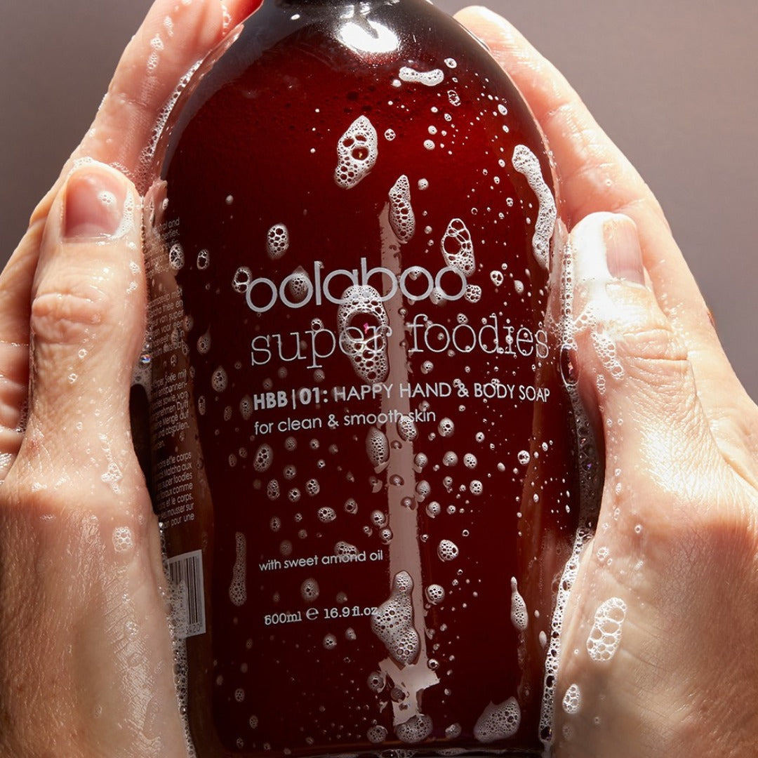 Oolaboo Super Foodies Happy Hand Soap flacon dans les mains avec mousse de savon