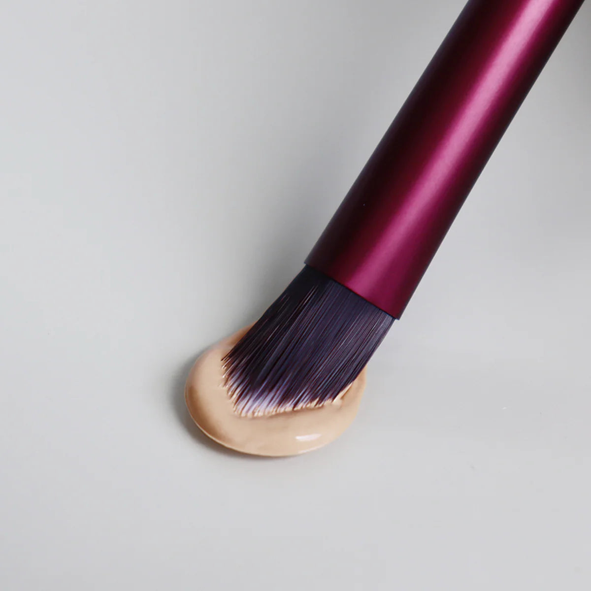 IDUN Minerals Pro Triangle Concealer Brush ambiance