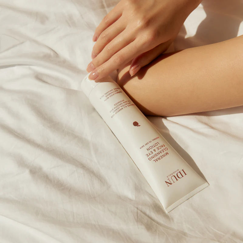 Idun Minerals Mineral Cleansing Lotion ambiance 3