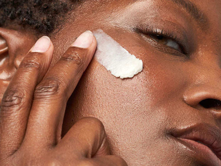 Image Skincare AGELESS+ Retinol - Overnight Masque 0.5% Retinol Complex 50g texture sur la peau
