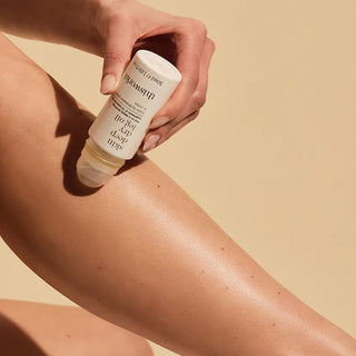 This Works Skin Deep Dry Leg Oil Roll-on sfeer2