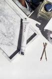 Alpha-H Absolute Eye Complex sur marbre avec des pinces à cheveux