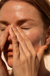 Alpha-H Balancing Cleanser nettoyage du visage avec les mains