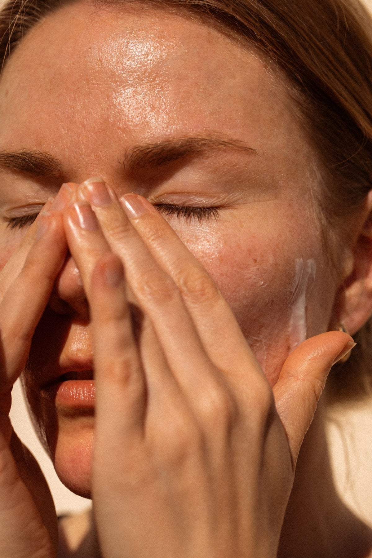 Alpha-H Balancing Cleanser nettoyage du visage avec les mains