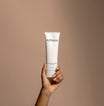 Alpha-H Balancing Cleanser tube dans la main