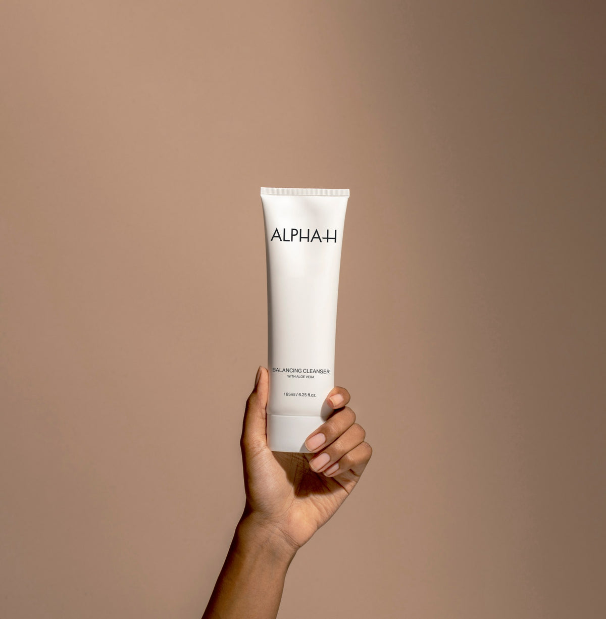 Alpha-H Balancing Cleanser tube dans la main