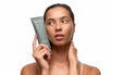 Alpha-H Clear Skin Face & Body Wash modèle avec le tube près du visage