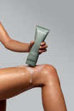 Alpha-H Clear Skin Face & Body Wash mousse sur la jambe