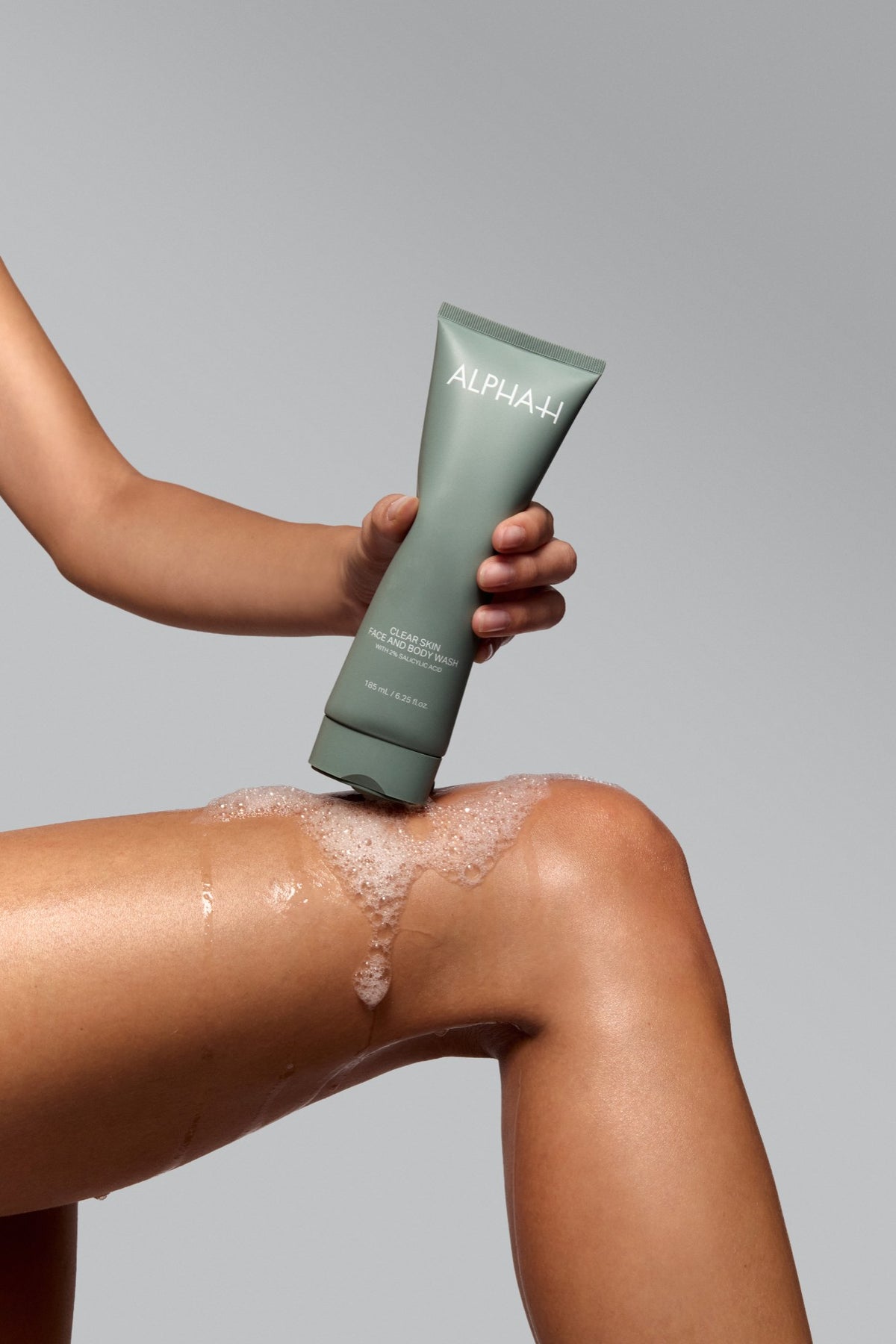 Alpha-H Clear Skin Face & Body Wash mousse sur la jambe