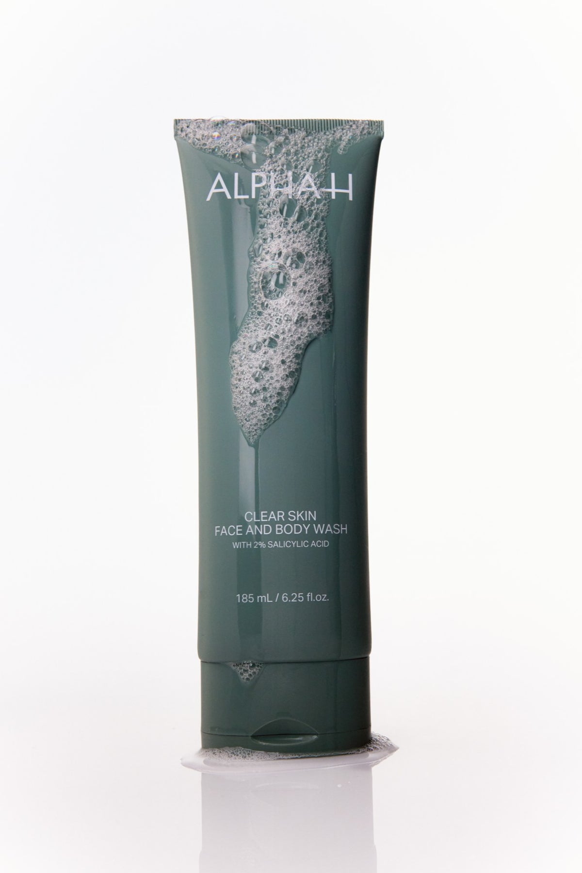 Alpha-H Clear Skin Face & Body Wash tube avec mousse