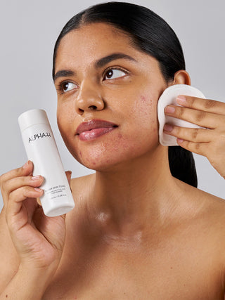 Alpha-H Clear Skin Tonic application avec un coton