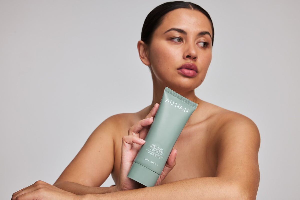 Alpha-H Daily Dose Multivitamin Body Serum modèle avec le tube