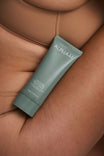 Alpha-H Daily Dose Multivitamin Body Serum tube contre le bras