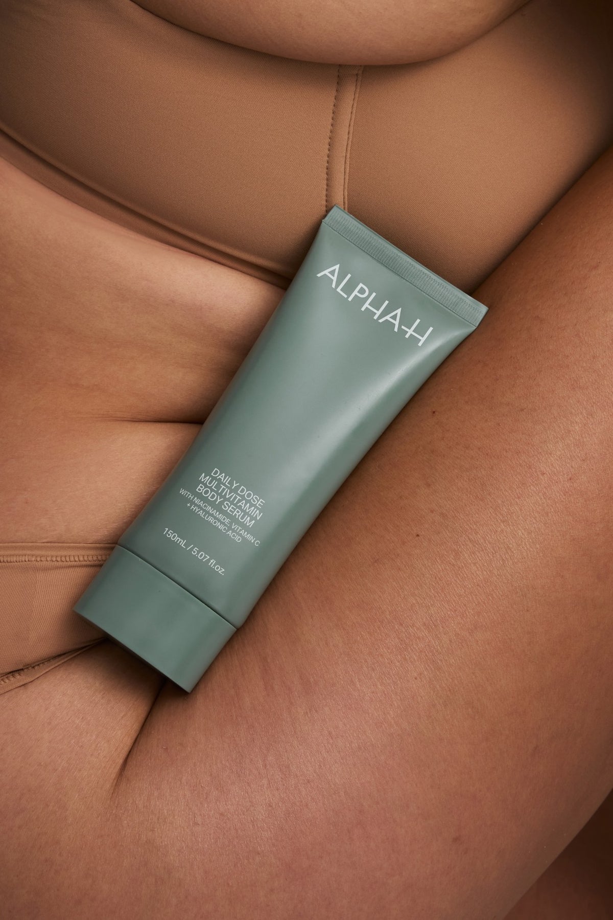 Alpha-H Daily Dose Multivitamin Body Serum tube contre le bras