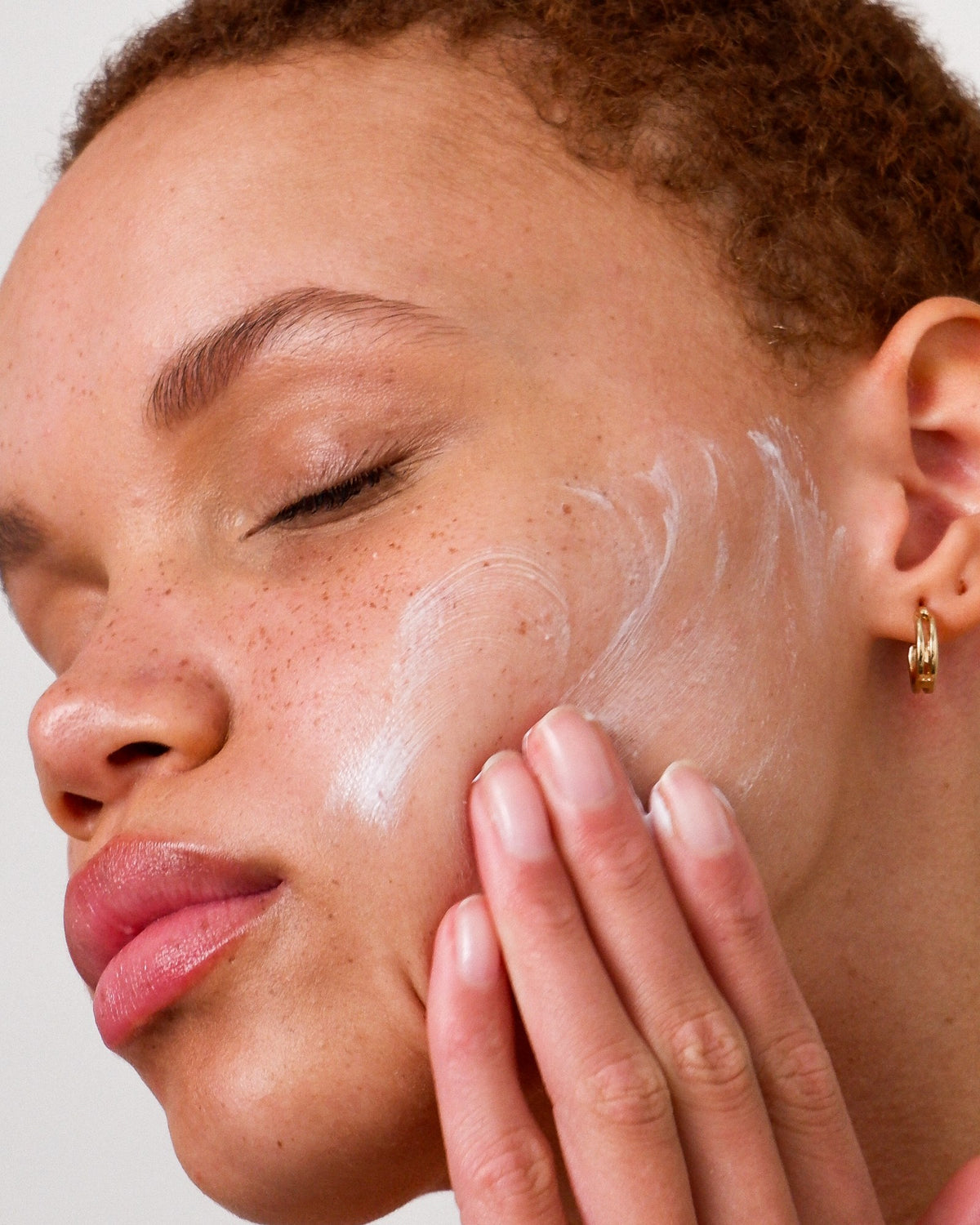 Alpha-H Daily Essential Moisturiser SPF50 appliqué sur le visage