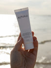 Alpha-H Daily Essential Moisturiser SPF50 tube au bord de la mer