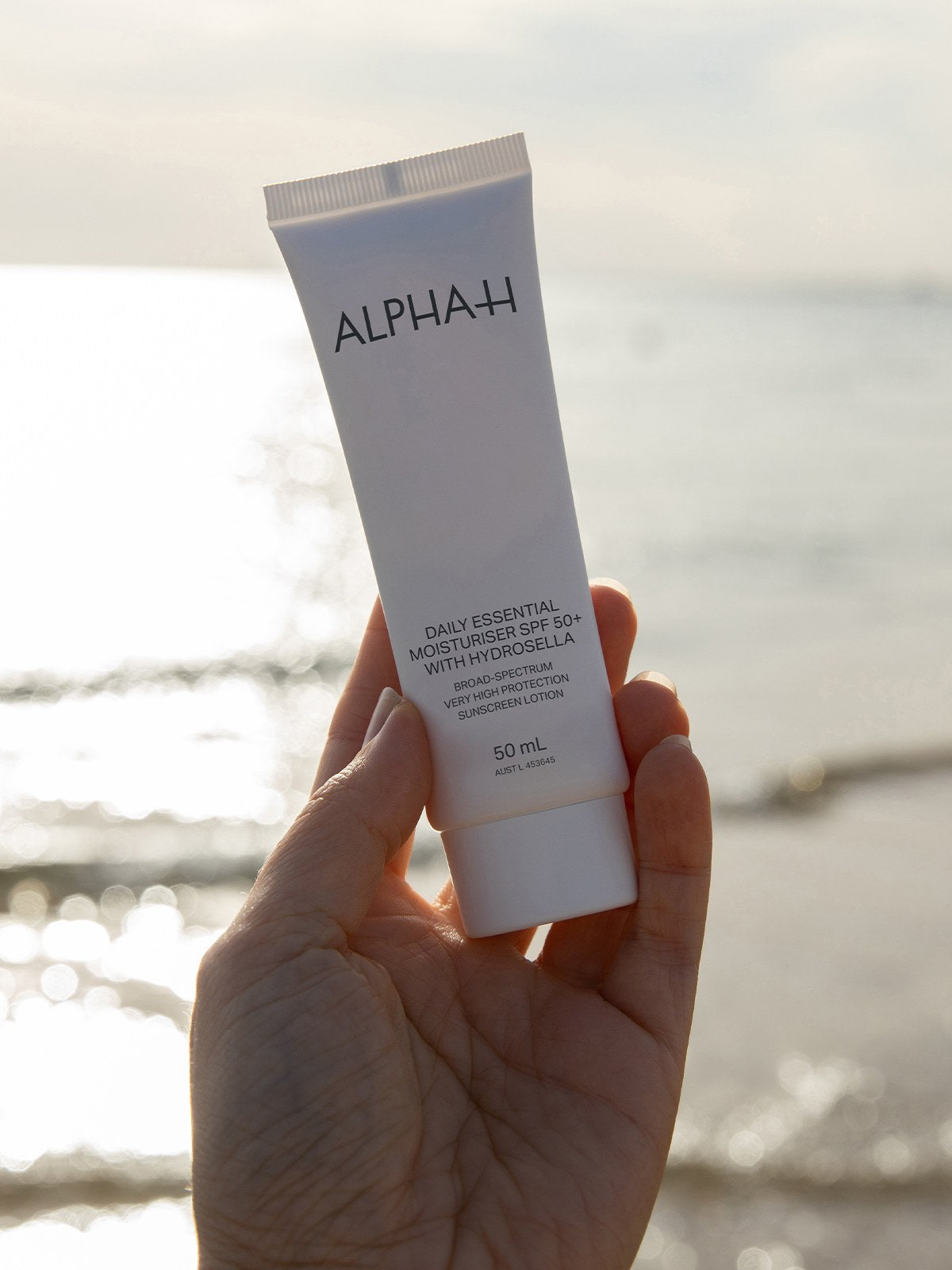 Alpha-H Daily Essential Moisturiser SPF50 tube au bord de la mer
