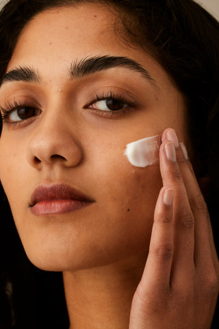 Alpha-H Essential Hydration Cream modèle appliquant la crème