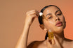 Alpha-H Golden Haze Face Oil application de l’huile avec la pipette