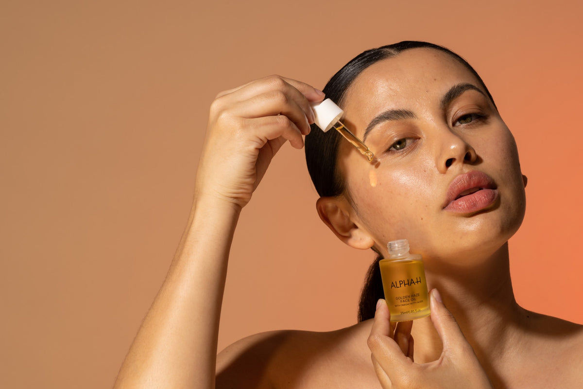 Alpha-H Golden Haze Face Oil application de l’huile avec la pipette