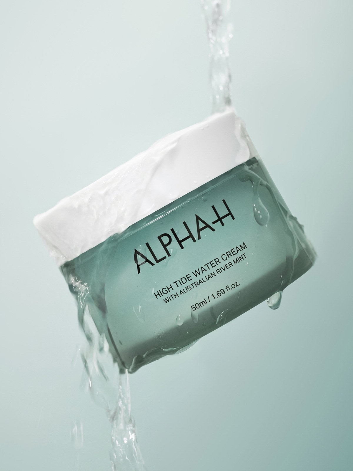 Alpha-H High Tide Water Cream pot sous l’eau courante