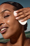 Alpha-H Liquid Gold Exfoliating Treatment application avec un coton