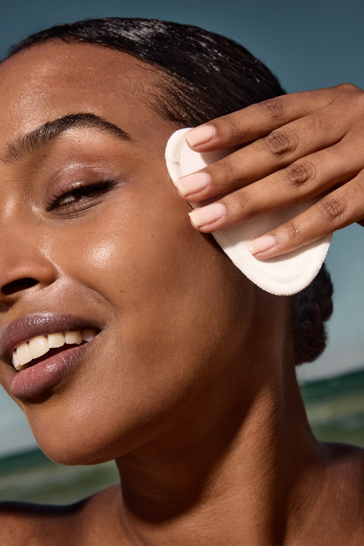 Alpha-H Liquid Gold Exfoliating Treatment application avec un coton