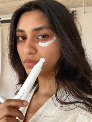 Alpha-H Liquid Gold Firming Eye Cream modèle avec le tube