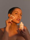 Alpha-H Liquid Gold + Vitamin C Exfoliating Treatment modèle avec un coton