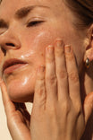 Alpha-H Melting Moment Cleansing Balm modèle à la peau nettoyée