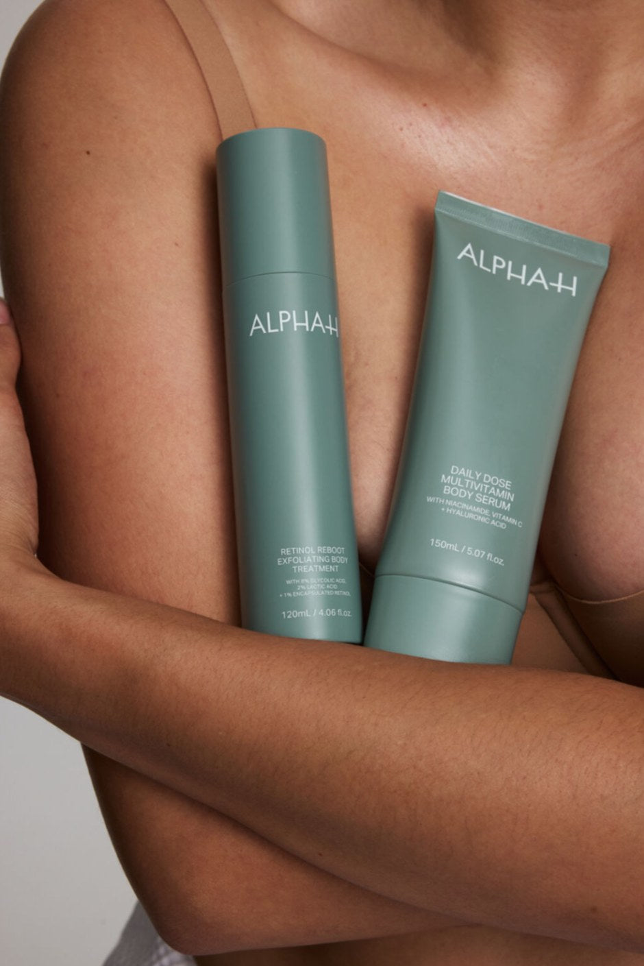 Alpha-H Retinol Reboot Exfoliating Body Treatment flacon contre le bras
