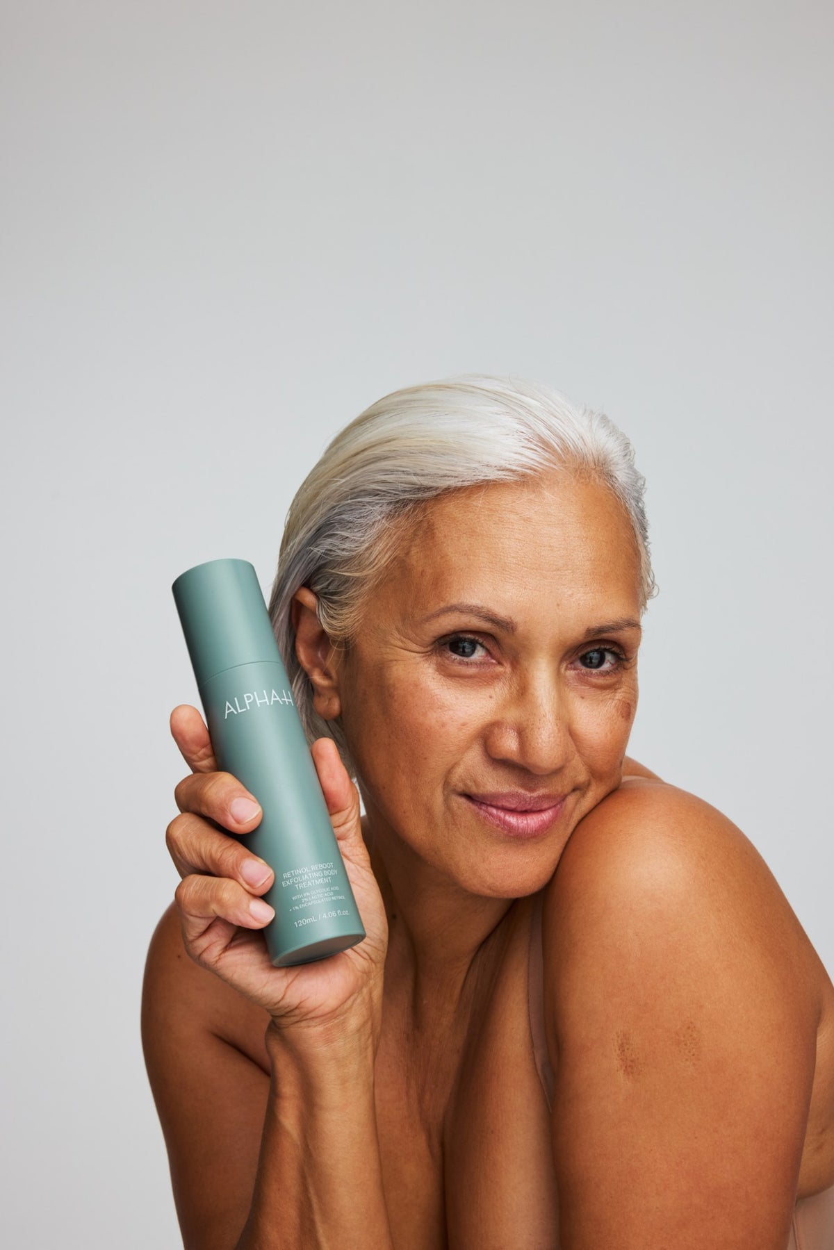 Alpha-H Retinol Reboot Exfoliating Body Treatment modèle avec le flacon