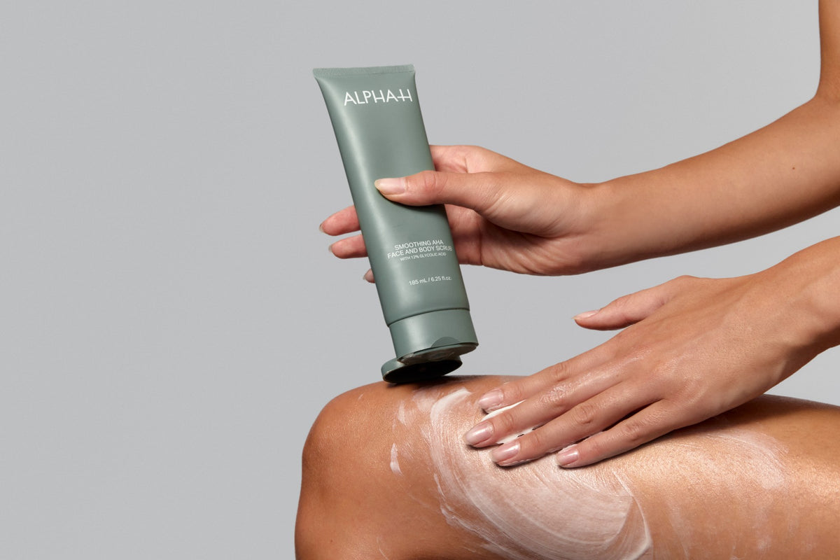 Alpha-H Smoothing AHA Face and Body Scrub application du gommage sur la jambe