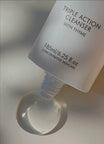 Alpha-H Triple Action Cleanser tube avec une goutte de gel