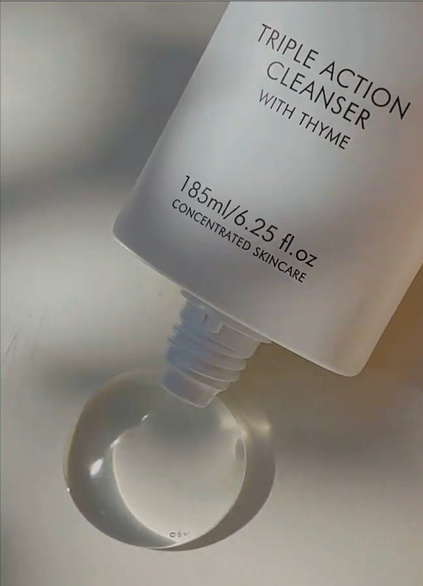 Alpha-H Triple Action Cleanser tube avec une goutte de gel