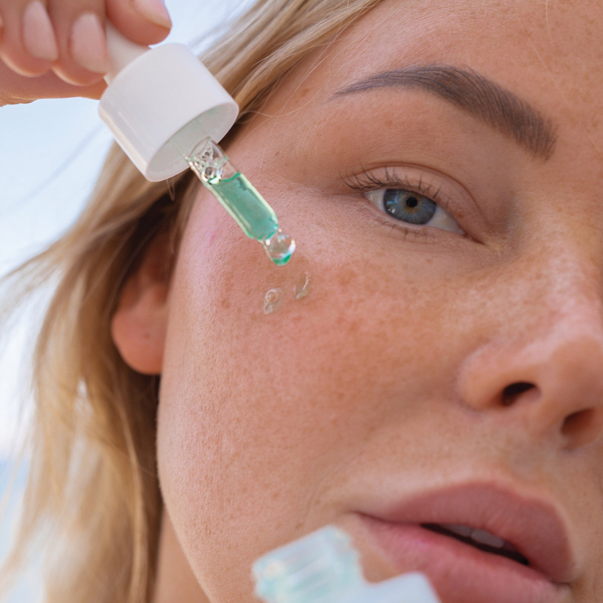 Alpha-H Vitamin B Serum application du sérum à la pipette