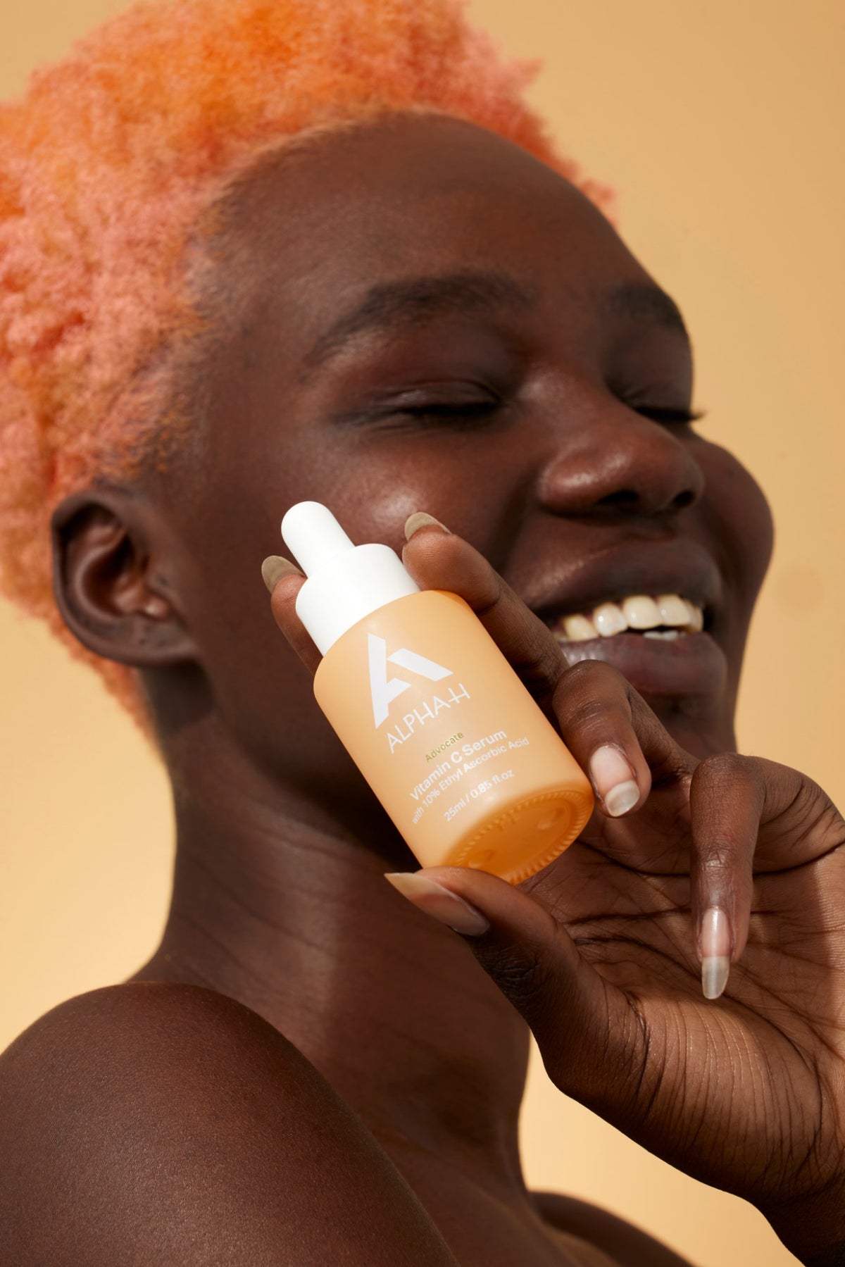 Alpha-H Vitamin C Serum modèle avec le flacon