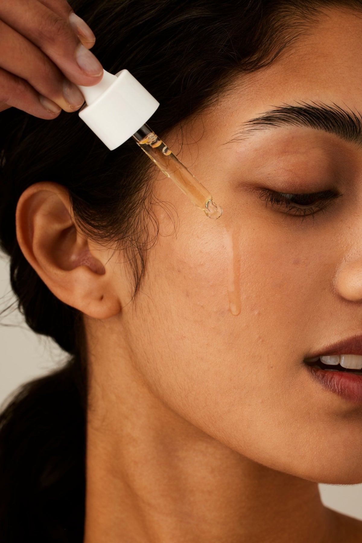 Alpha-H Vitamin C Serum application du sérum à la pipette