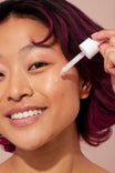 Alpha-H Vitamin E Serum modèle au teint éclatant