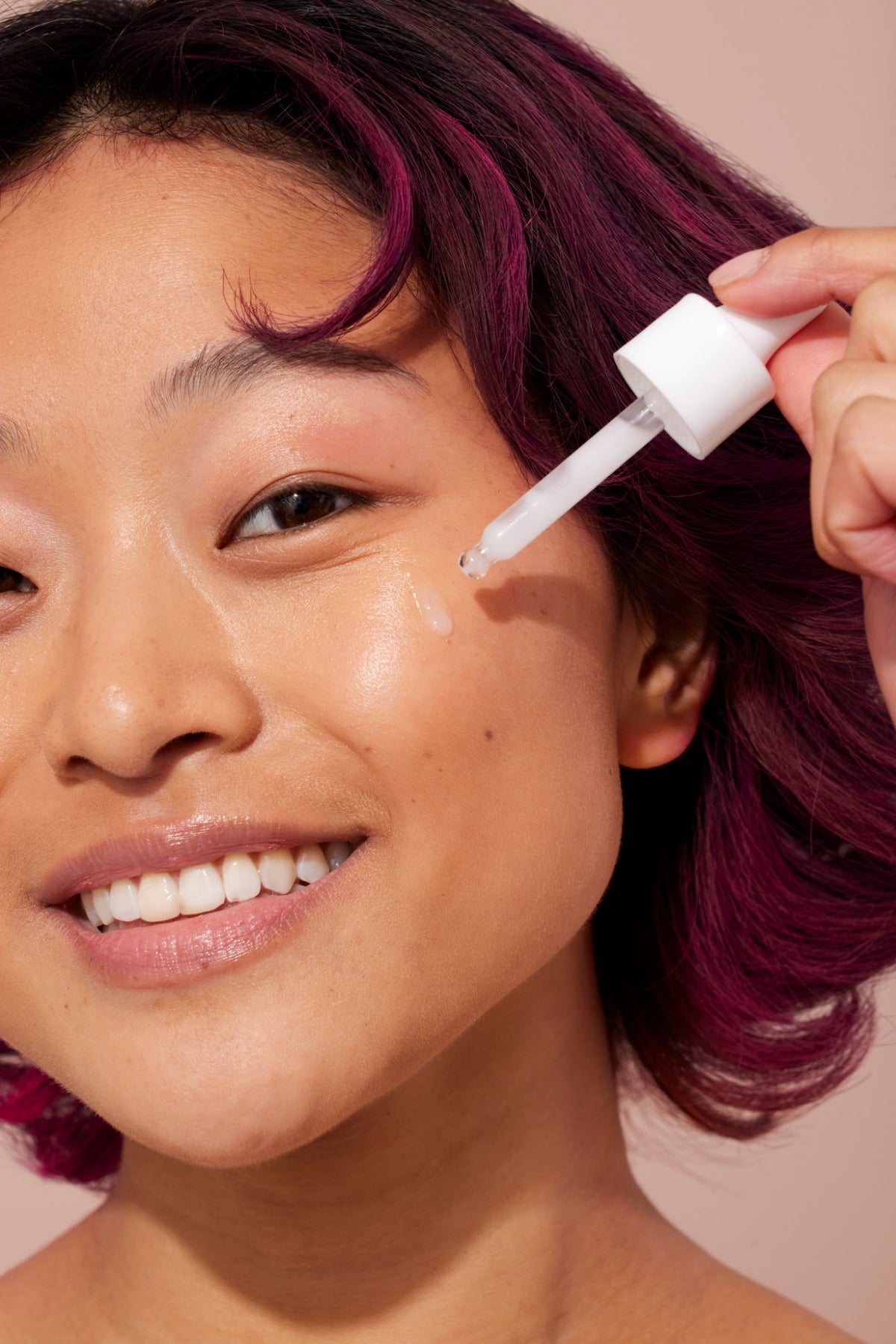 Alpha-H Vitamin E Serum modèle au teint éclatant