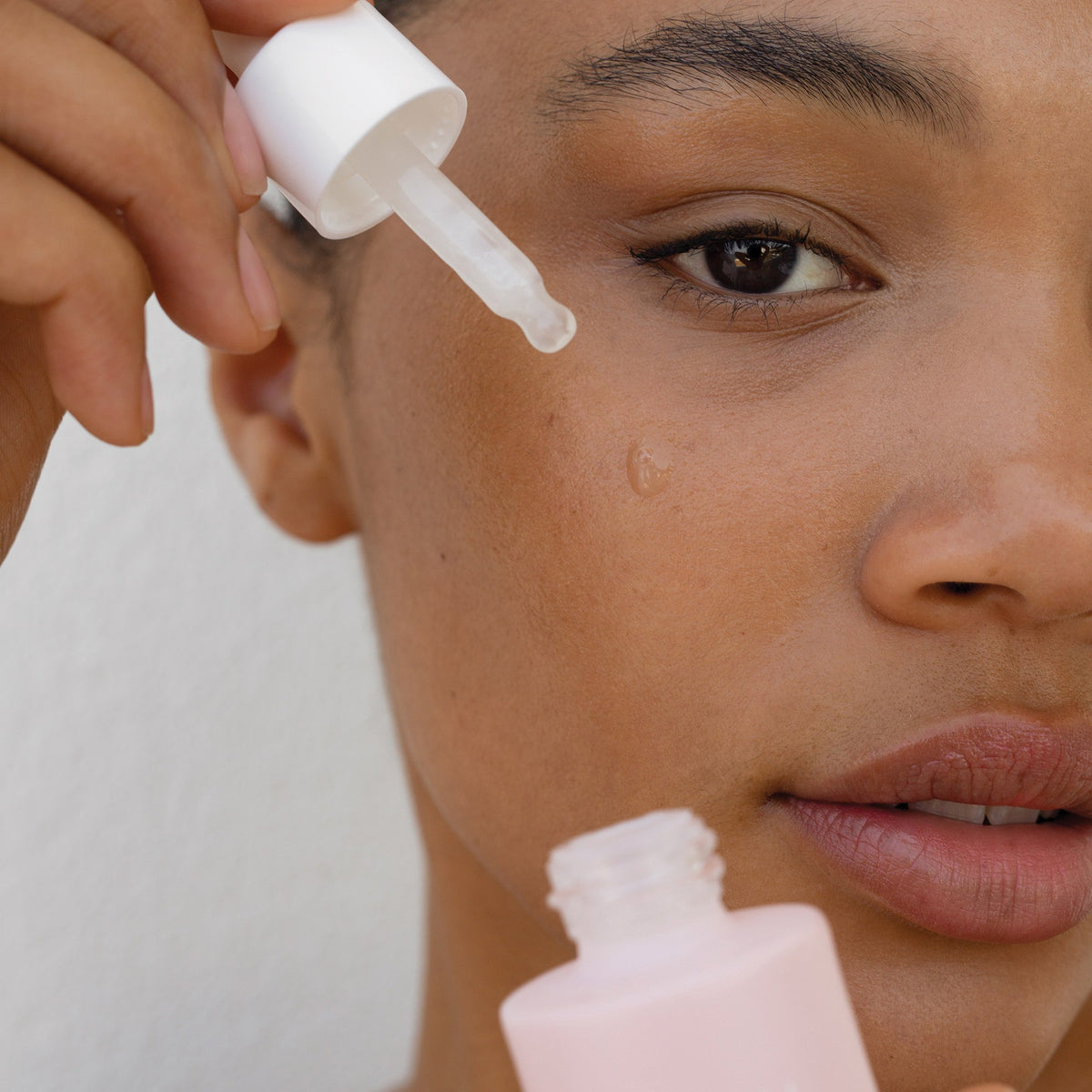 Alpha-H Vitamin E Serum application du sérum à la pipette