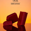 BDK Parfums Ambre Safrano ambiance avec formes rouges sur fond orange