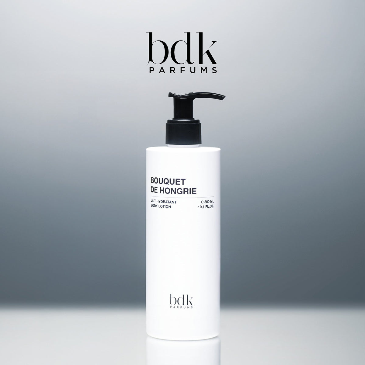 BDK Parfums Bouquet de Hongrie Body Lotion flacon pompe en studio avec logo bdk