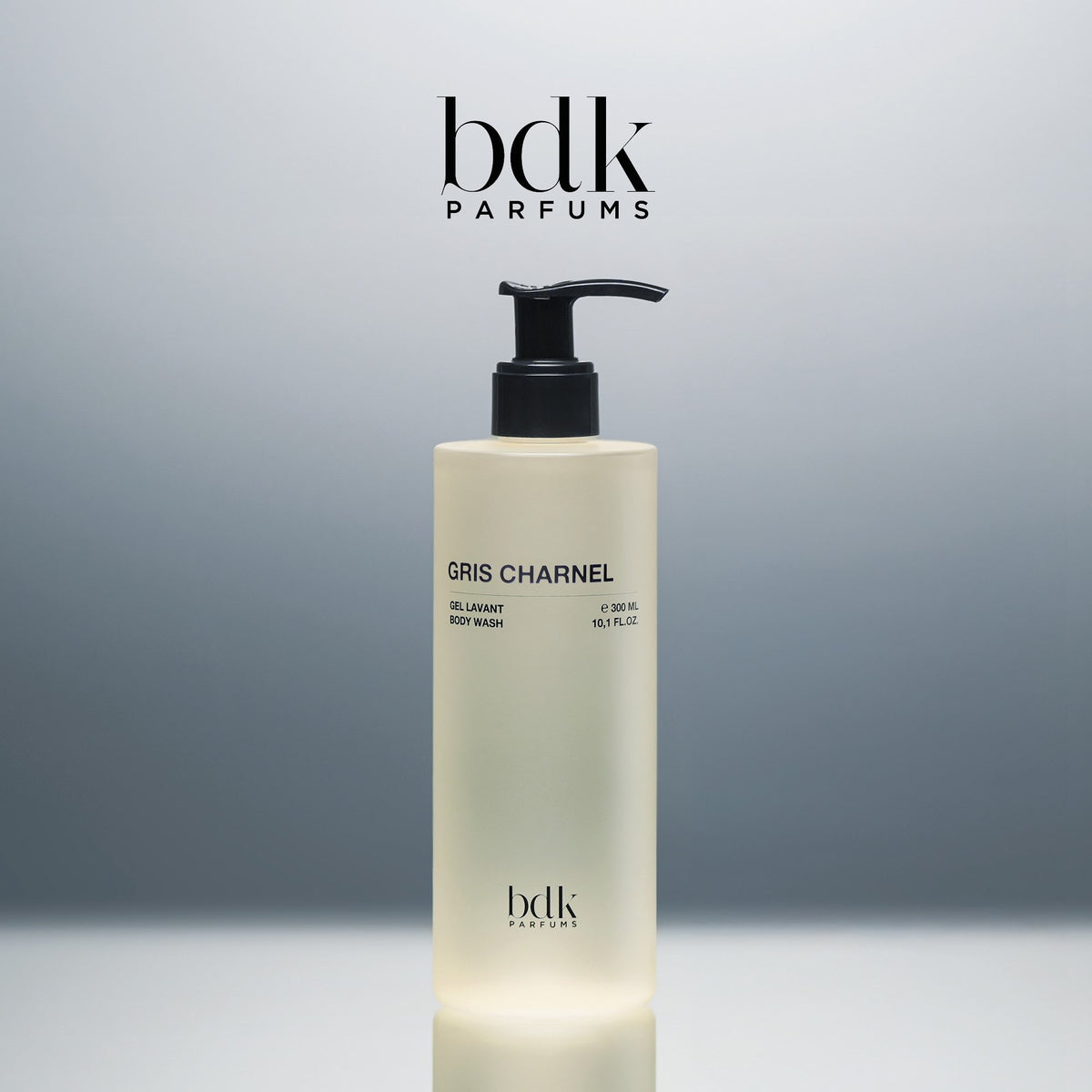 BDK Parfums Gris Charnel Shower Gel flacon pompe en studio avec logo bdk