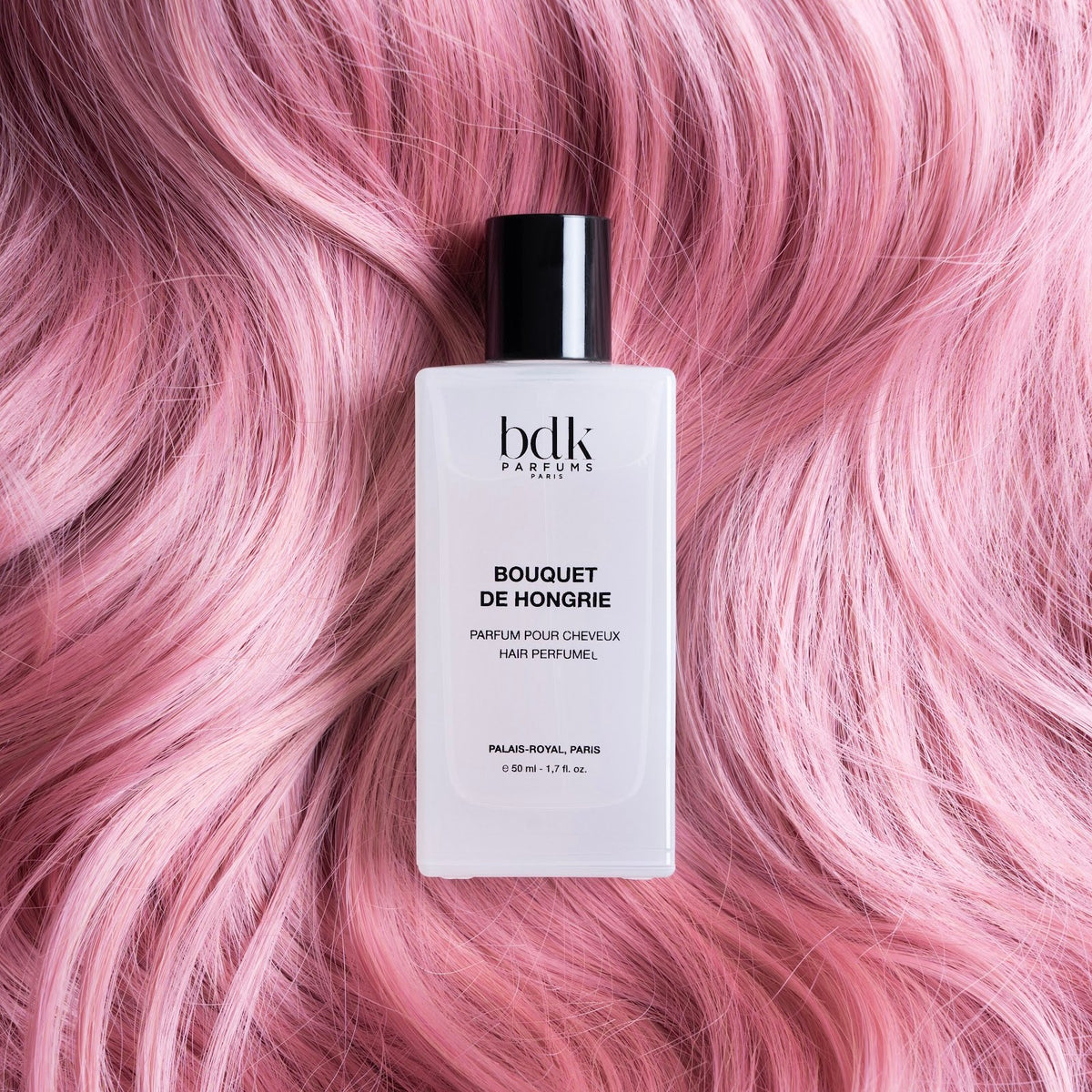 BDK Parfums Hair Perfume Bouquet de Hongrie flacon sur cheveux roses