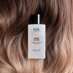 BDK Parfums Hair Perfume Creme de Cuir flacon sur cheveux châtain-blond