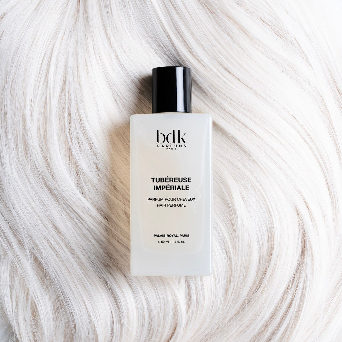 BDK Parfums Hair Perfume Tubereuse Imperiale flacon sur cheveux blond platine
