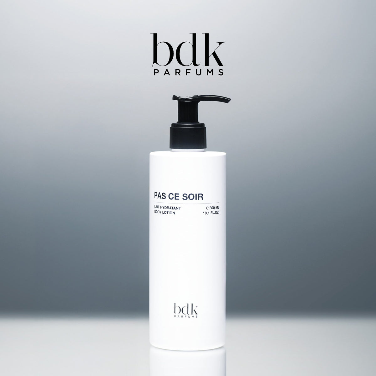 BDK Parfums Pas Ce Soir Body Lotion flacon pompe en studio avec logo bdk